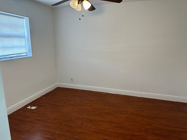 Foto del edificio - 4 bed 2 bath plus a den, could be a 5th bed.