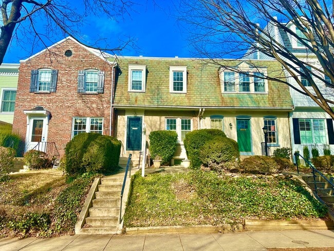 Georgetown near GT Medstar Hospital, Chic Rowhouse 5br/3Ba w/Yard, Deck, Parking - Georgetown near GT Medstar Hospital, Chic Rowhouse 5br/3Ba w/Yard, Deck, Parking