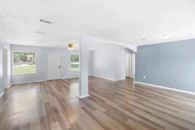 Building Photo - 204 Live Oak Dr