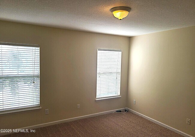 Foto del edificio - 1500 Calming Water Dr