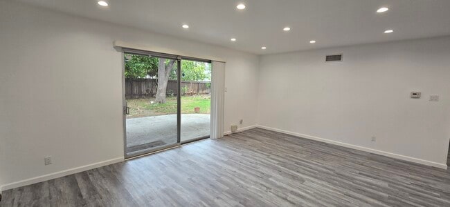 Building Photo - 15707 Ludlow St