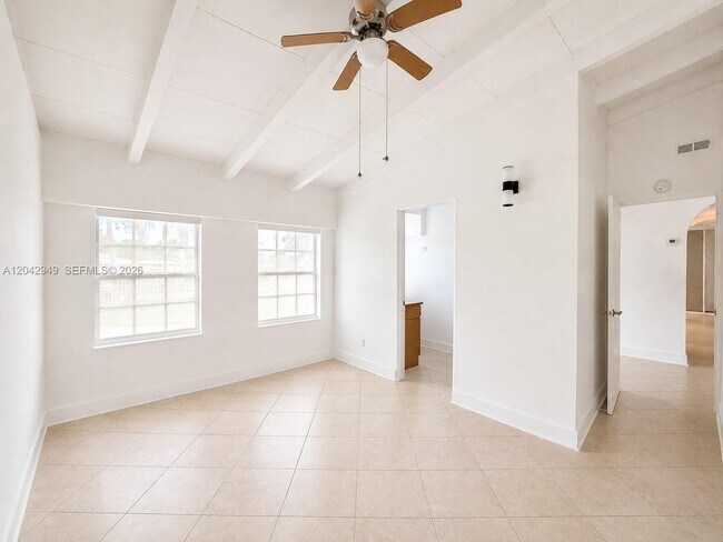 Foto del edificio - 401 NW 198th St