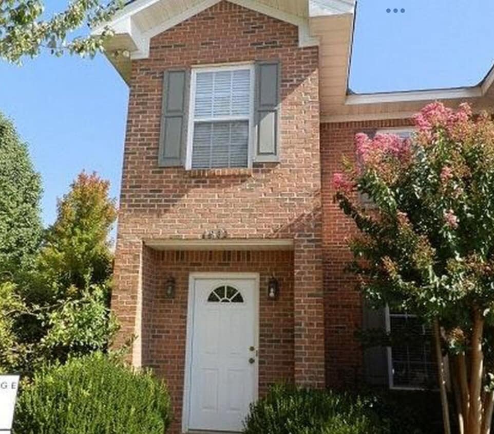 Primary Photo - 1477 N Donahue Dr