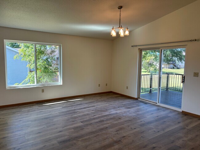 Building Photo - 636 Rolling Oaks Dr