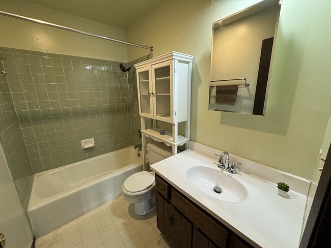 Foto del edificio - STOP SCROLLING — THIS TOWNHOUSE HAS IT ALL!