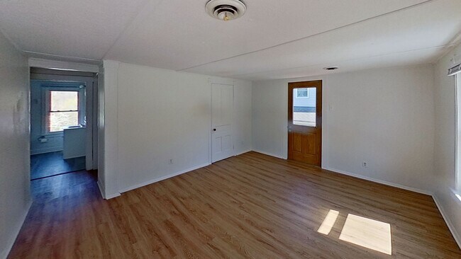 Building Photo - Spacious 2 Bedroom Duplex