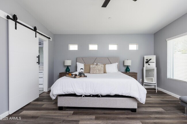 Foto del edificio - 3043 N 85th Pl