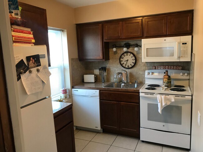 Foto del edificio - 2554 N Wauwatosa Ave
