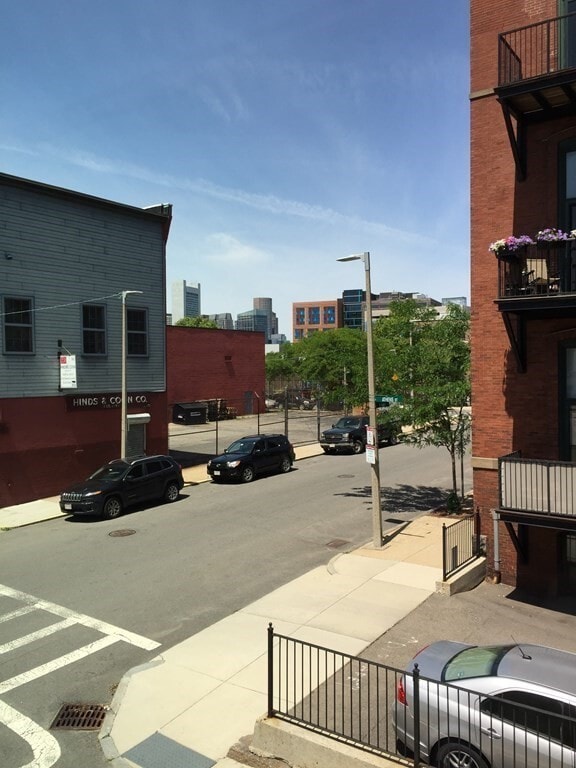 Building Photo - 115 B St