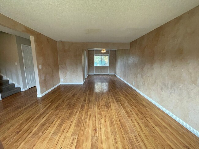 Building Photo - 706 Willow Lake Rd