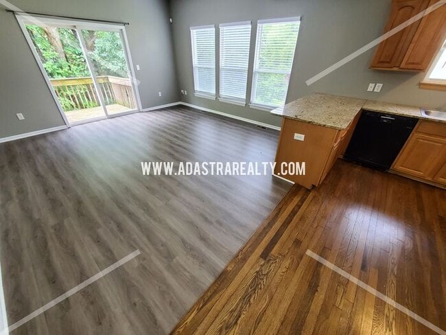 Building Photo - Spacious Townhome in Piper School District...