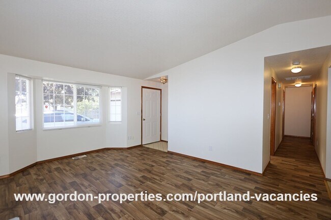 Building Photo - SE Schiller St - ranch style 3 bedroom home