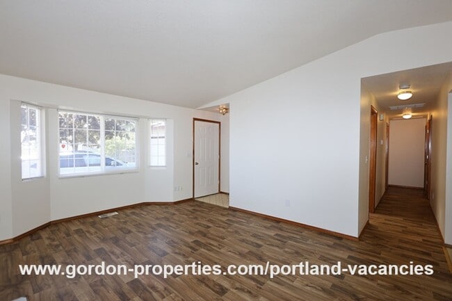 Foto del edificio - SE Schiller St - ranch style 3 bedroom home