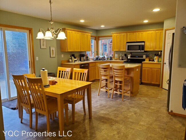 Building Photo - 4 br, 2.5 bath House - 18202 SE 12th Cir