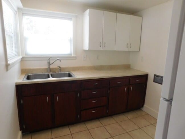 Building Photo - 3Bd/1.5Ba Two Story House - Available to View!