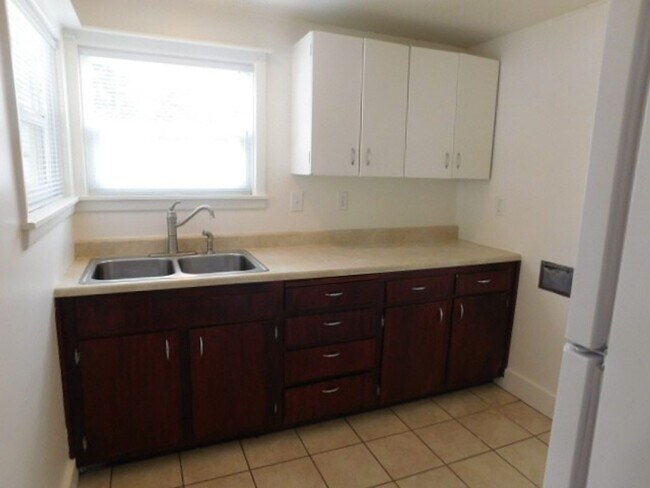 Foto del edificio - 3Bd/1.5Ba Two Story House - Available to View!