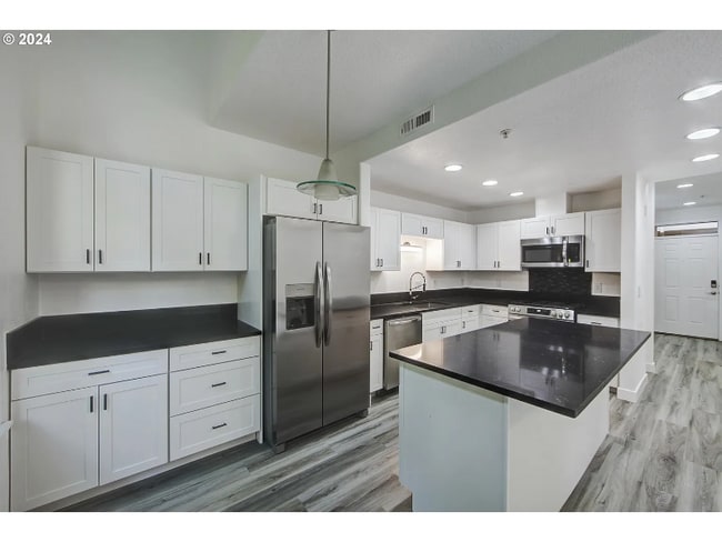 Foto del edificio - 6267 NE Carillion Dr