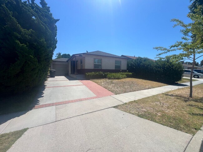 Foto del edificio - 2 bedroom 1 bath house with HUGE backyard