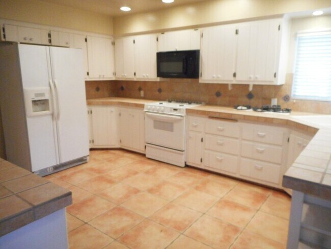Building Photo - 924 H Street - 3 BD, 2 Ba, 1 Car Garage Ho...