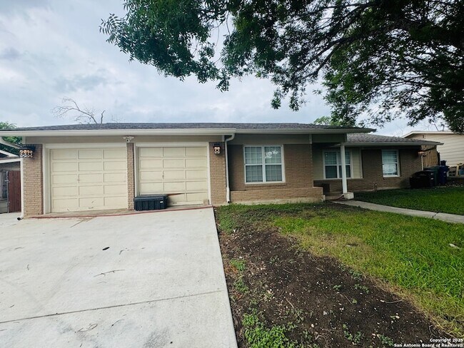 Foto del edificio - 335 Pinewood Ln