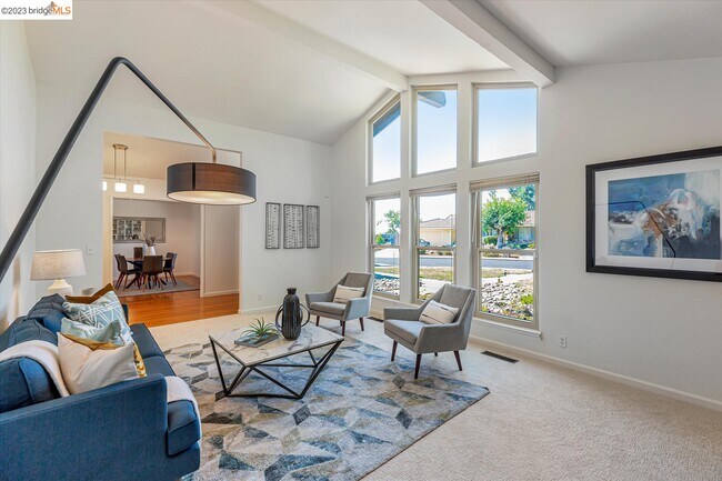 Foto del edificio - 243 Sandringham Dr N