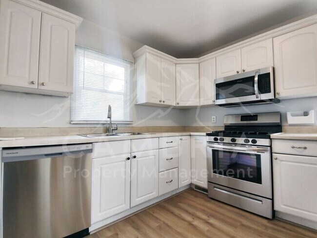 Building Photo - Newly Renovated Duplex Available in Salt L...