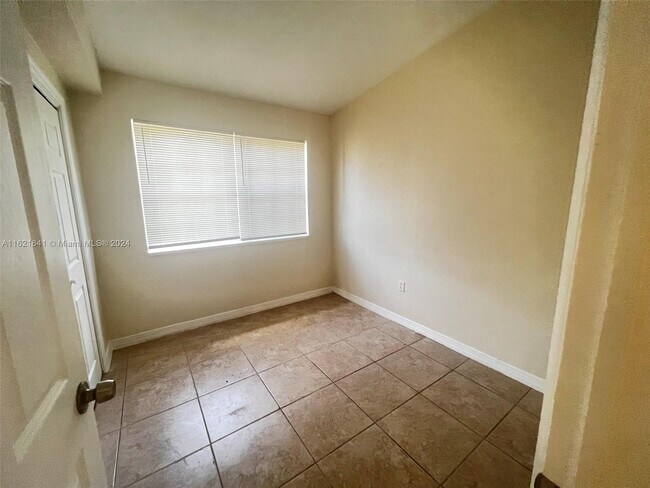 Building Photo - 3350 SW 37th St