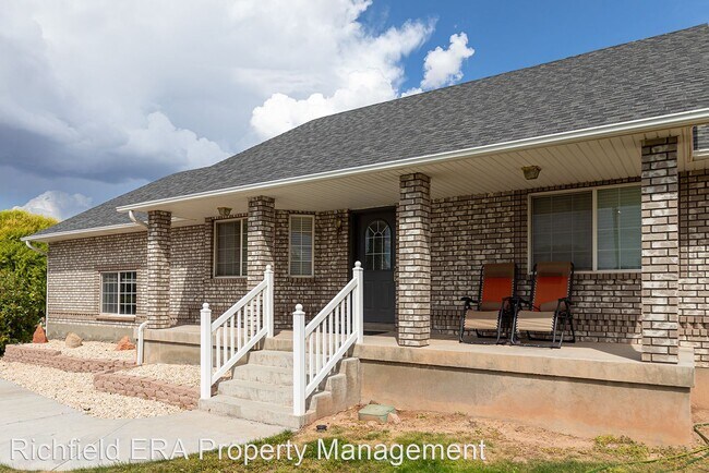 Foto del edificio - 3 br, 2 bath House - 210 North 300 East