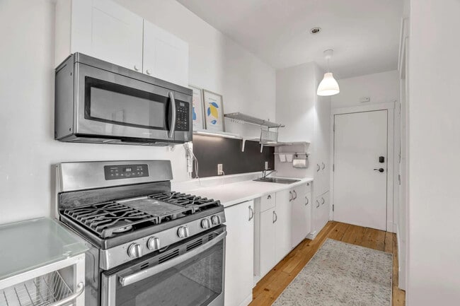 Building Photo - 208 Clarence St