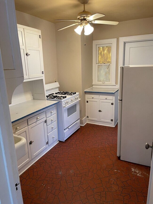 Building Photo - Large 1 Bed 1 Bath Apartment