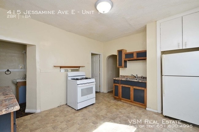 Building Photo - 415 Jessamine Ave E