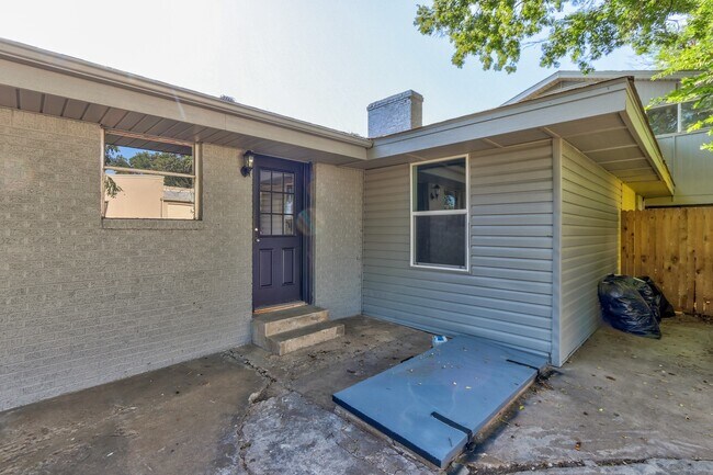Photo - Charming Home with Natural Light Near Penn...