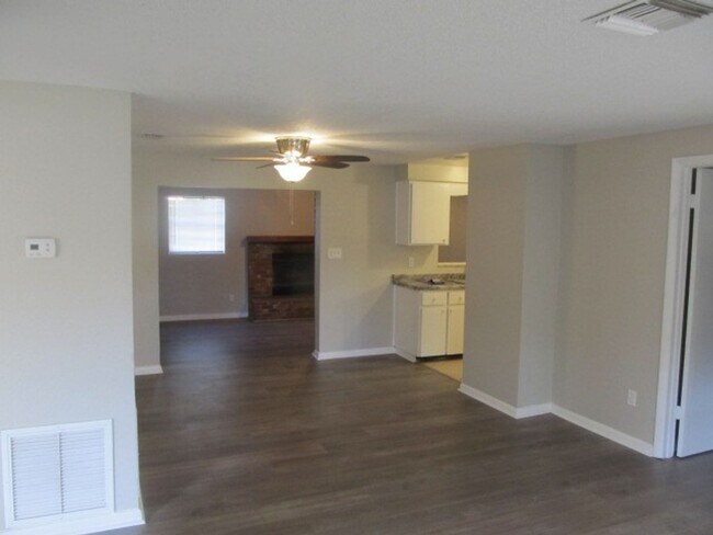Building Photo - 3 bdrm home in Casselberry for rent and gr...