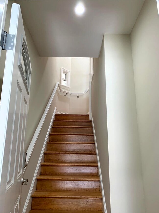 Building Photo - 423-425-425 11th Ave