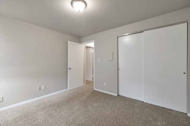 Building Photo - Garden Square Apartments