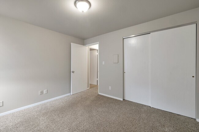 Foto del edificio - Garden Square Apartments