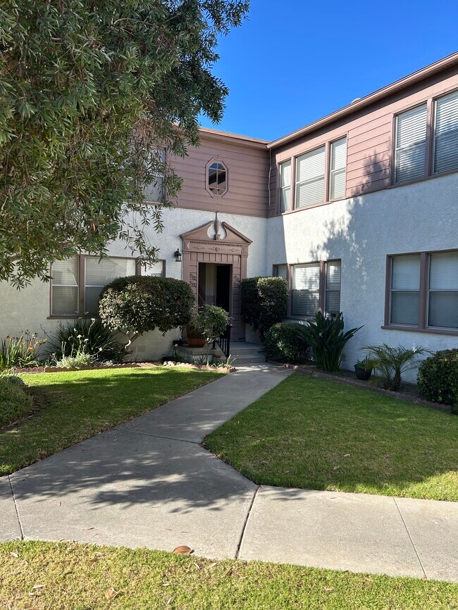 Building Photo - 8390 Dunbarton Ave