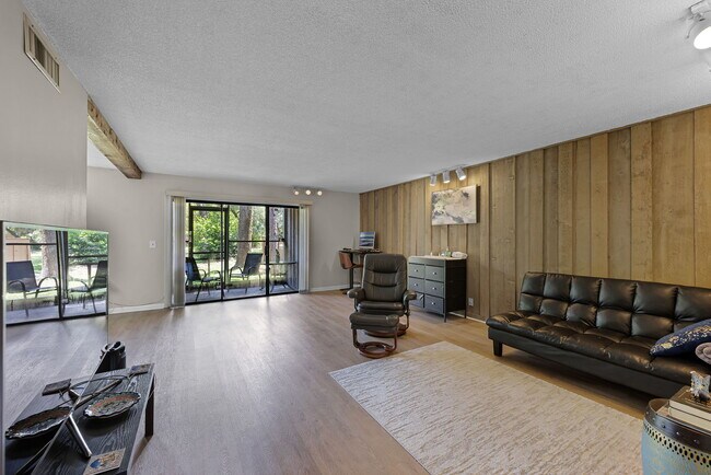 Foto del edificio - 260 Crown Oaks Way