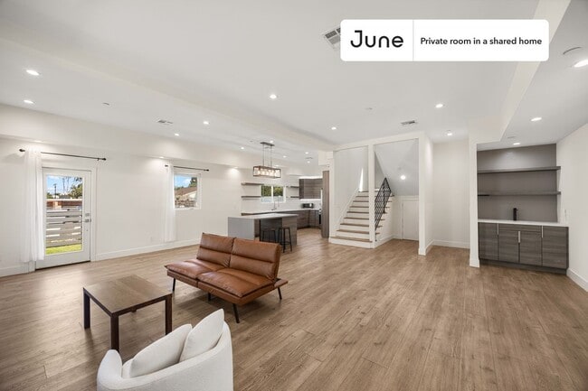Building Photo - Private bedroom in 4 bed/4 bath Home