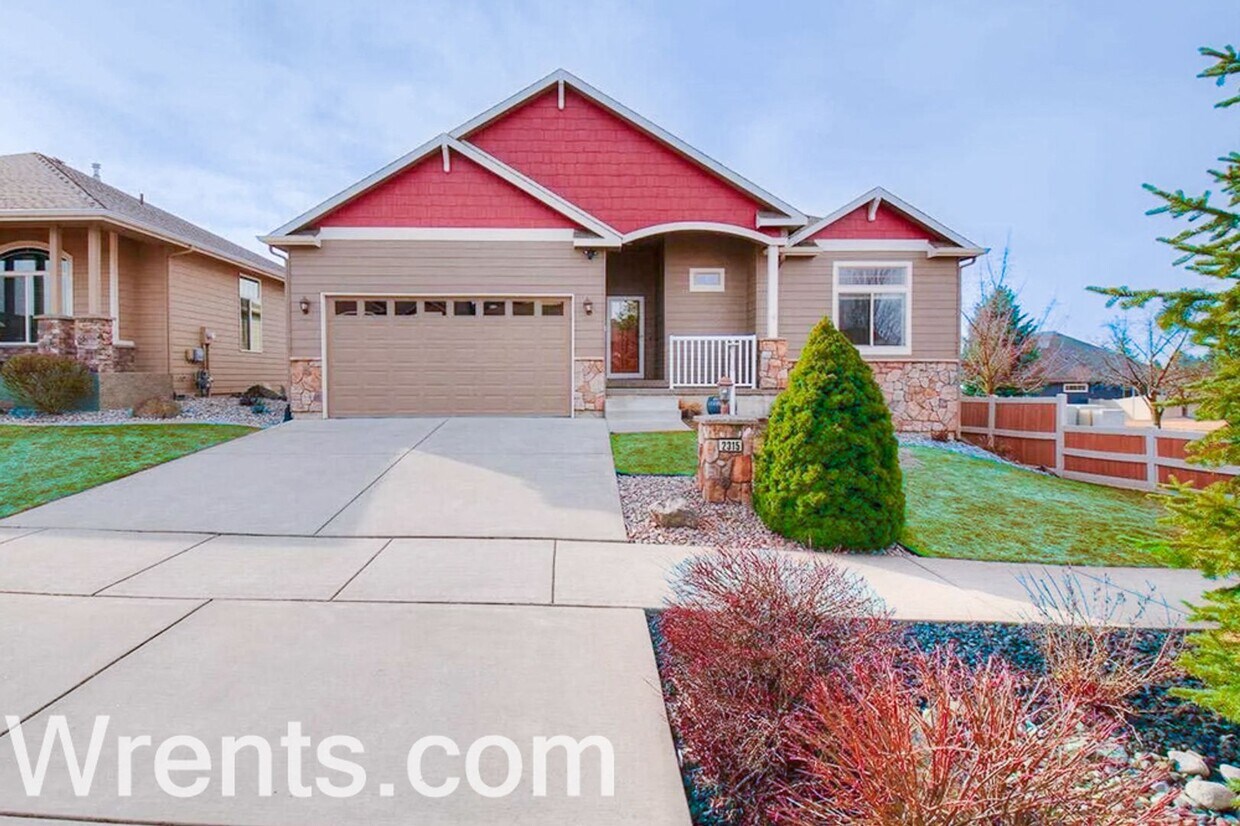 Foto principal - Stunning 4 Bed, 3 Bath Home in Gated 5-Mil...
