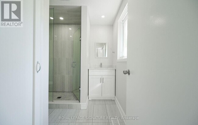 Building Photo - 2700-2700 Battleford Rd