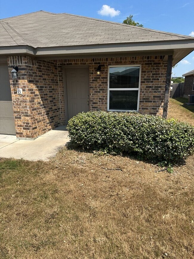 Foto del edificio - AVAILABLE NOW!