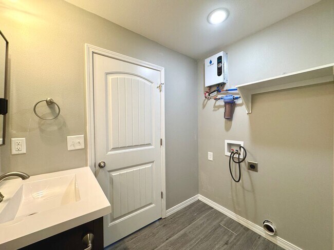 Foto del edificio - 1 Bedroom/ 1 Bathroom Triplex Unit in Sout...