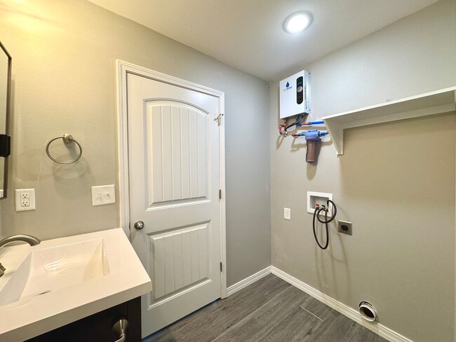 Building Photo - 1 Bedroom/1 Bathroom Triplex Unit in South...