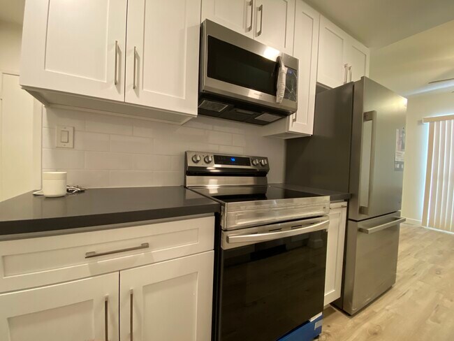 Building Photo - 1115 S Elm Dr