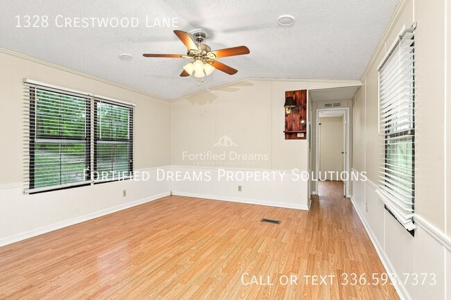 Foto del edificio - 1328 Crestwood Ln