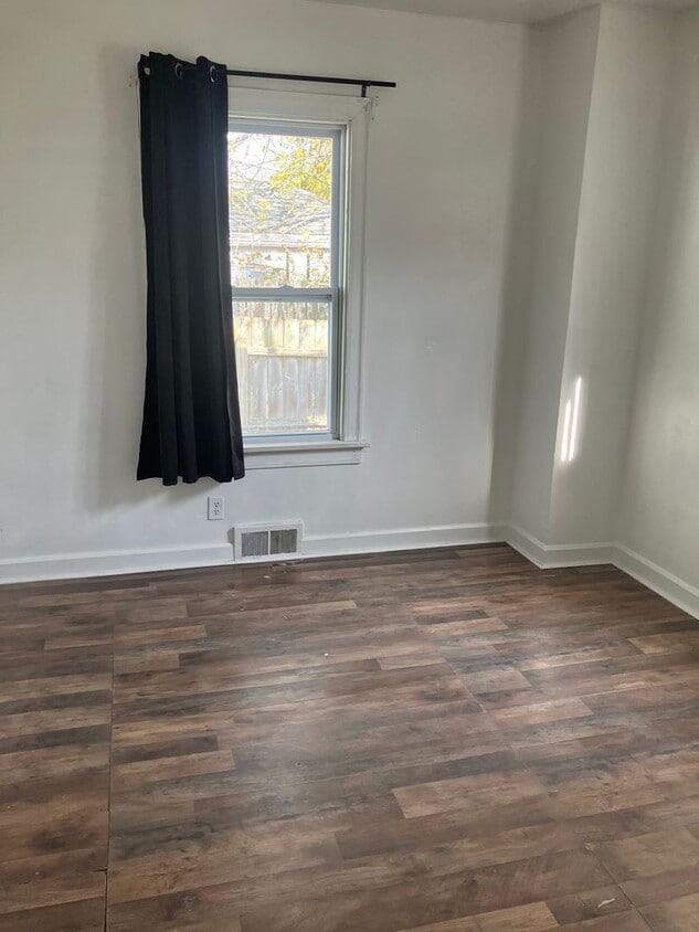 Building Photo - Spacious 5-Bedroom Family Home in Springfi...