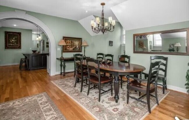 Building Photo - Spacious 2 Bedroom, 2 Bathroom Unit