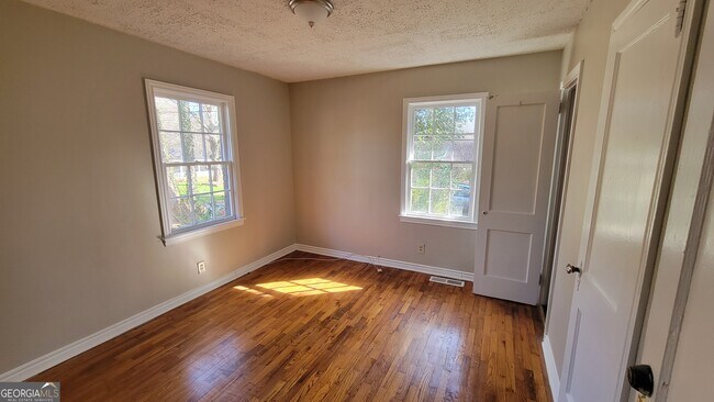 Building Photo - 3743 Poplar Dr