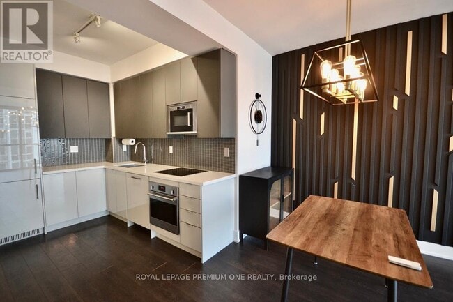 Building Photo - 2916 Hwy 7